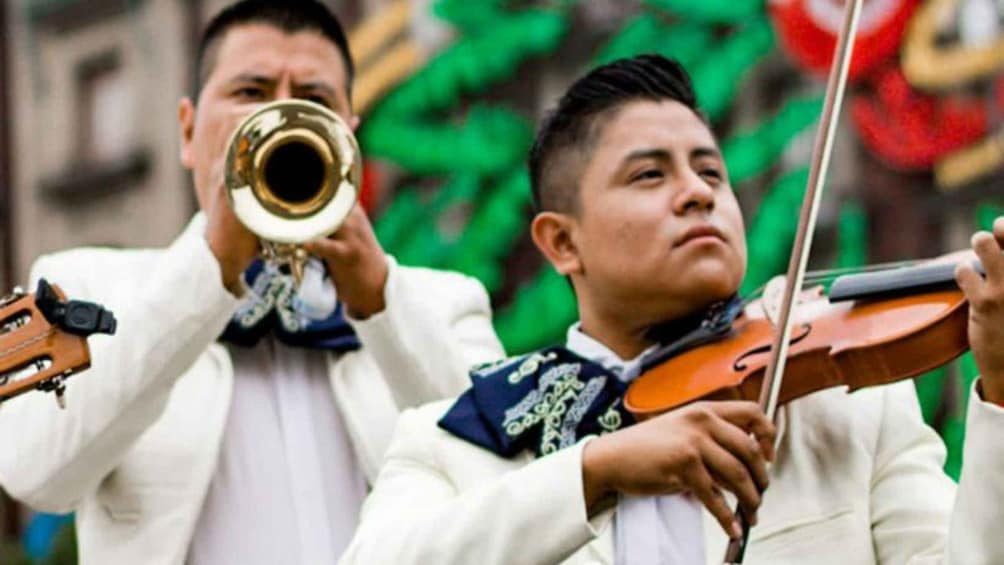 Una persona tocando el violín y otra tocando la trompeta. 2