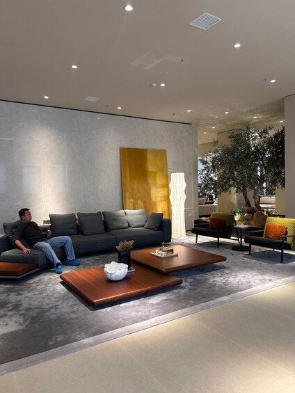 Ein modernes Interieur mit einer Couch, einem Couchtisch und einem großen abstrakten Gemälde. 4