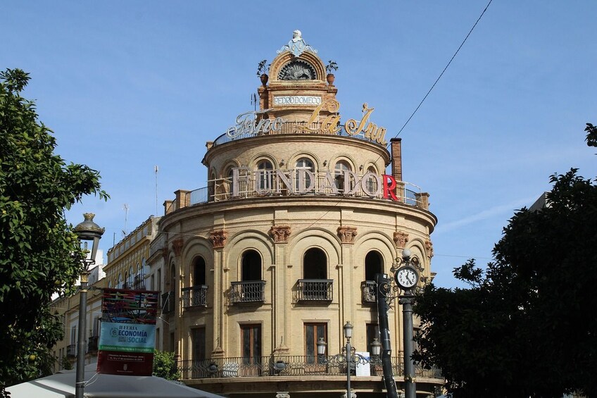 Ein historisches Gebäude mit aufwendiger Architektur, darunter ein Glockenturm und Zierelemente. 5
