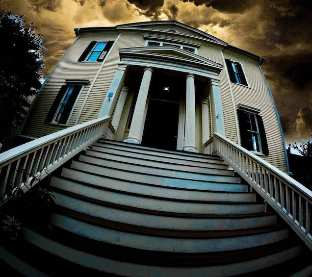 Un edificio imponente con una escalera que conduce a una entrada amplia, rodeado por un cielo espectacular. 1