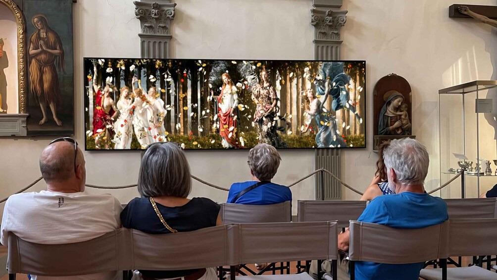 Un groupe de personnes est assis dans une église, face à un grand tableau religieux. 1