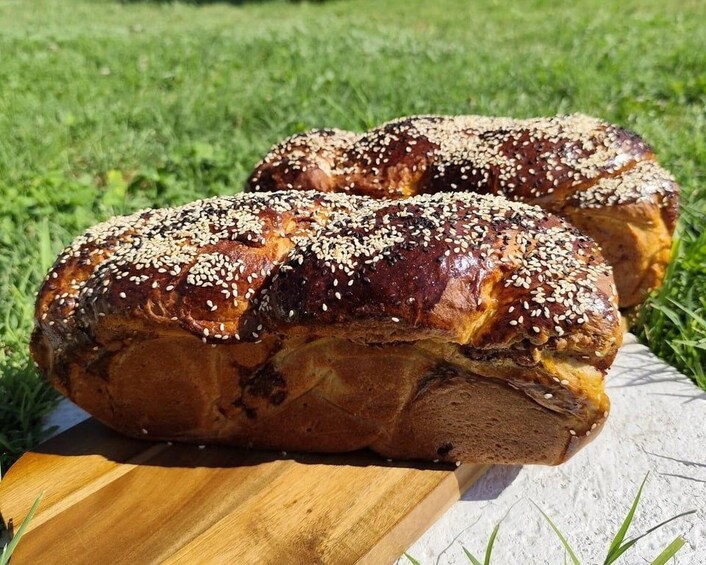 Dos hogazas de pan con semillas de sésamo sobre una tabla de madera. 5