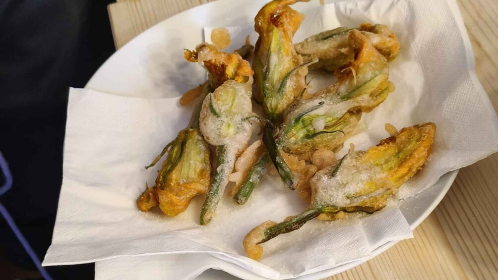 Ein Teller gebratenes Okra mit Papierauskleidung. 5