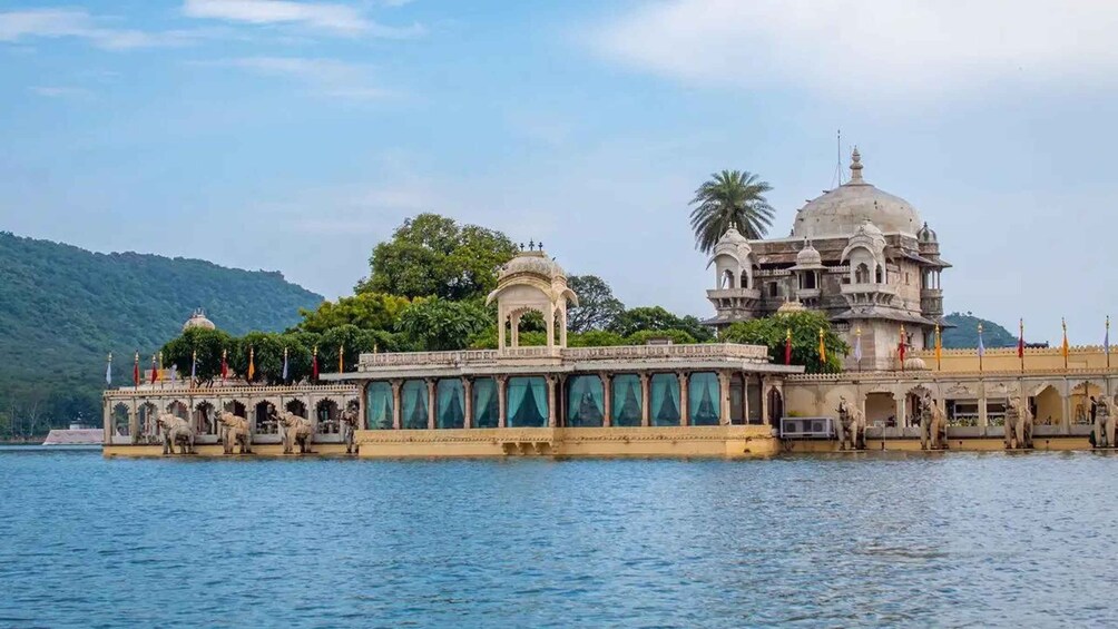 Picture 2 for Activity Explore Udaipur in One Day – Private Tour by Car With Guide 3