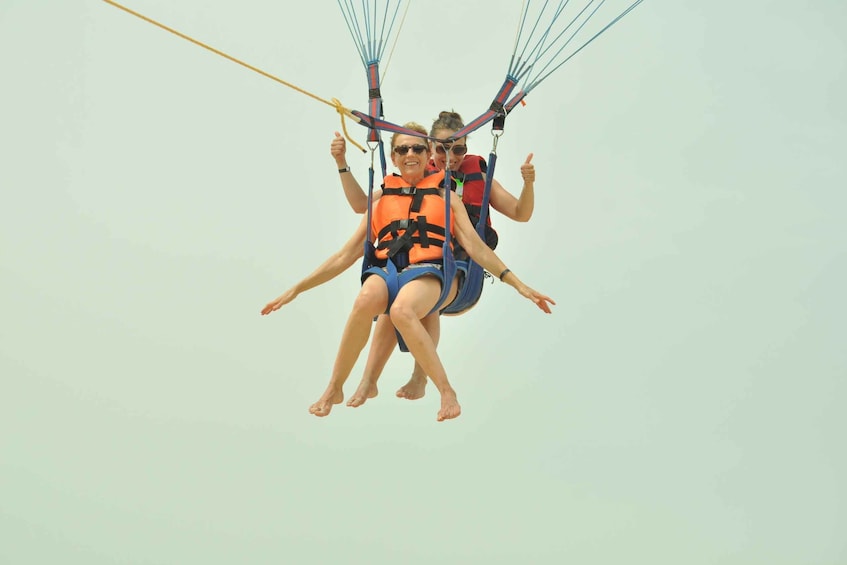 Twee mensen parachutespringen. 3