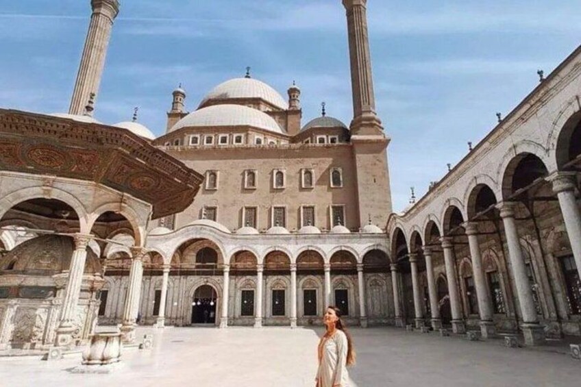 Un edificio histórico con arcos, columnas y cúpulas. 5