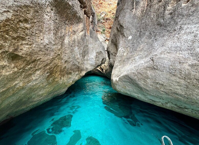 Un canyon stretto con acque cristalline turchesi e imponenti formazioni rocciose. 5