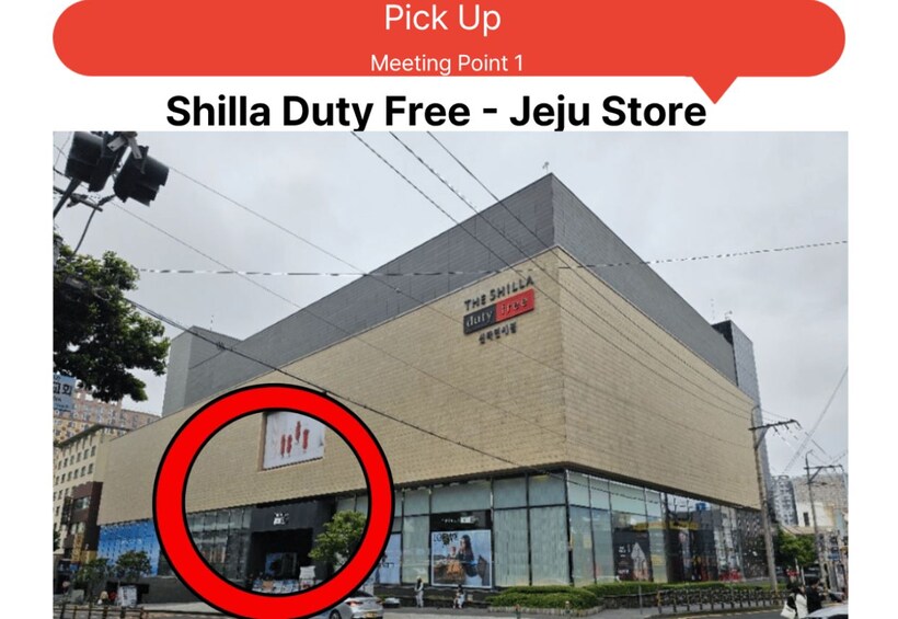 En bygning med et skilt, der viser 'Shilla Duty Free - Jeju Store', og en stor reklame på siden. 4