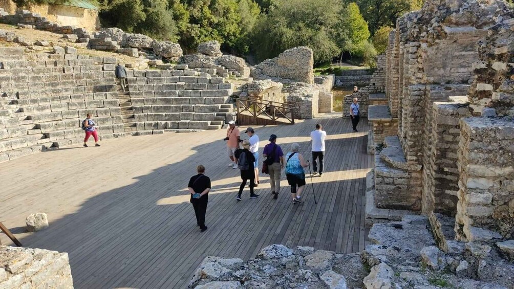 Un antiguo anfiteatro con escalones de piedra y ruinas. 3
