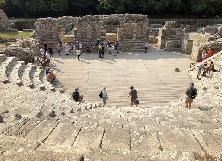 Un antiguo anfiteatro con escalones de piedra y ruinas. 5