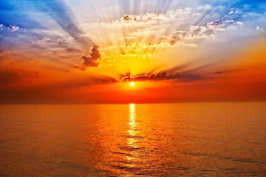 Tramonto sul mare calmo, con il sole che si riflette sull'acqua. 4
