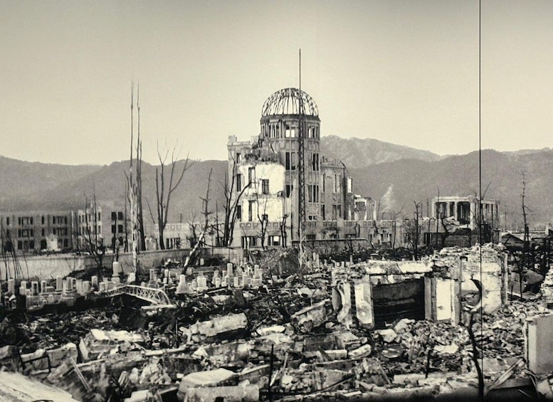 Un paysage urbain dévasté, avec un grand bâtiment endommagé au centre, entouré de gravats et de débris. 5