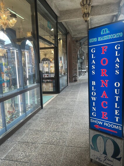 Un escaparate con un letrero que dice Gino Mazzuccato Glass Outlet. 2