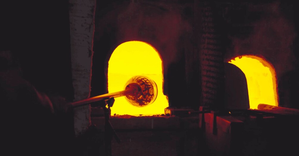 Un horno con un interior amarillo anaranjado brillante, probablemente utilizado para trabajar metales. 5