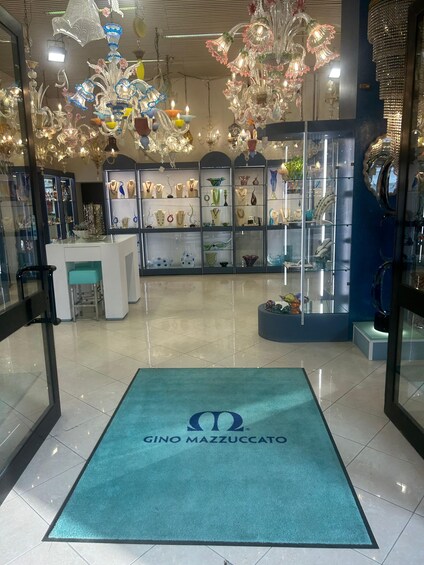 Una joyería con candelabros de cristal y una alfombra azul con el logotipo de la tienda. 3