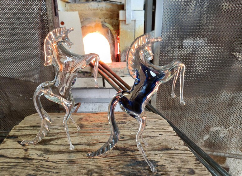 Dos caballos de vidrio en un horno. 4