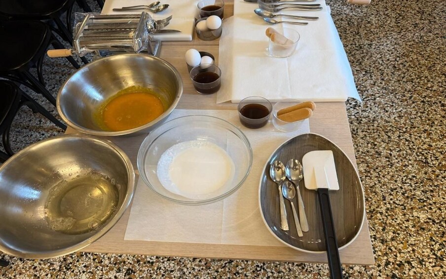 Een aanrecht met verschillende kookingrediënten en keukengereedschap. 3