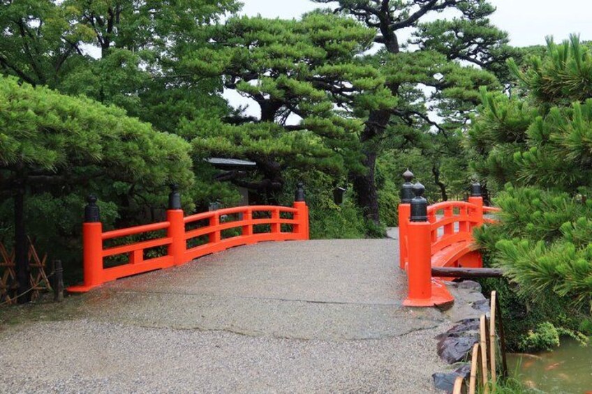 Un torii japonés tradicional con un camino de grava que conduce a él. 2