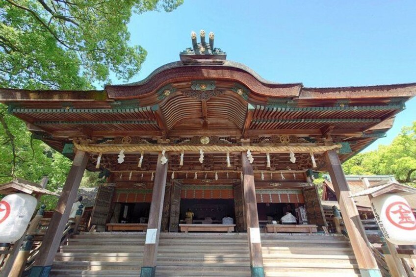 Un torii japonés tradicional con techo curvo y detalles tallados en madera. 3