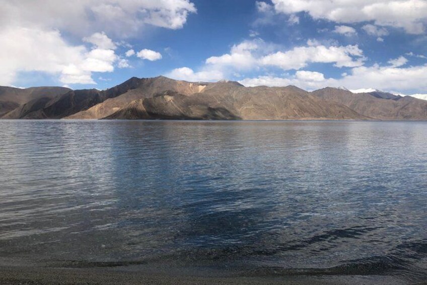 Un lago tranquilo con montañas al fondo. 2