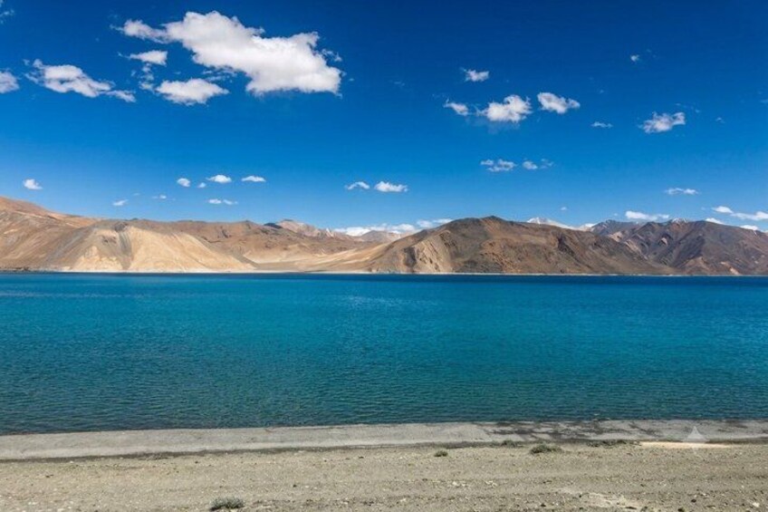 Un lago con montañas al fondo. 1