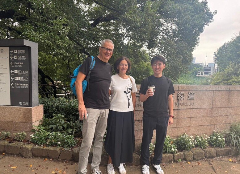 Picture 4 for Activity Tokyo Before the Crowds Imperial Palace Morning Walking Tour 4