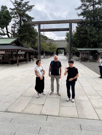 Picture 1 for Activity Tokyo Before the Crowds Imperial Palace Morning Walking Tour 2