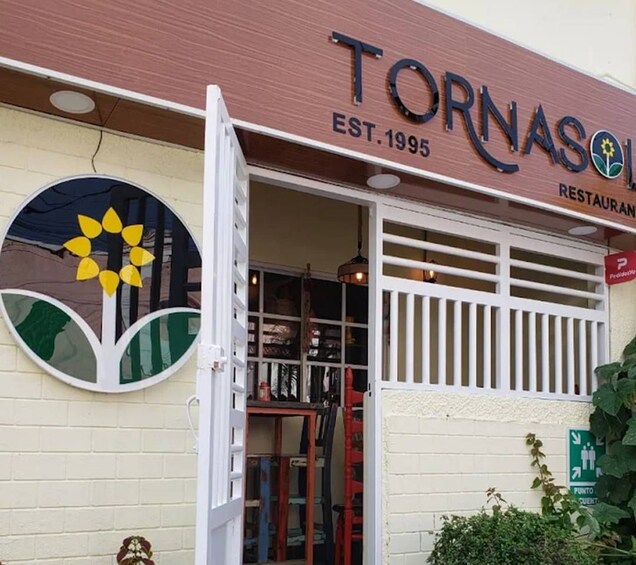 Un restaurant appelé « Tornasol », dont le logo est un tournesol, a ouvert ses portes en 1995. 3