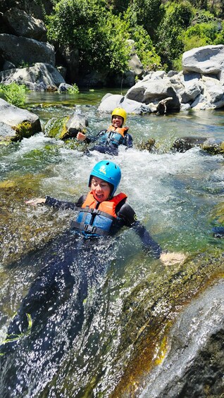 Dos personas en un río, usando cascos y chalecos salvavidas. 3