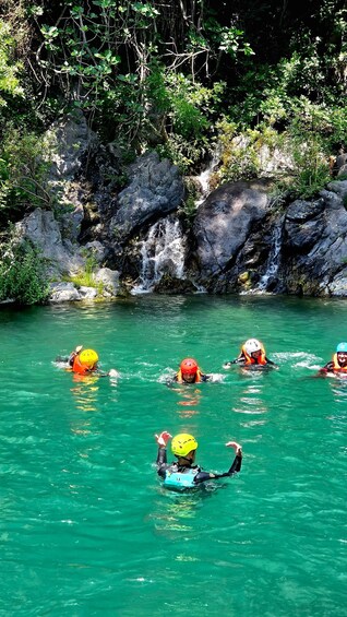Personas en un río con cascos y chalecos salvavidas. 2