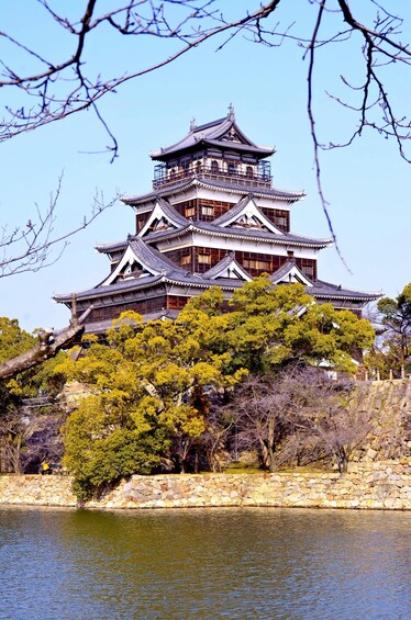 Perinteinen japanilainen linna, jossa on useita kerroksia ja sitä ympäröi vallihauta. 2