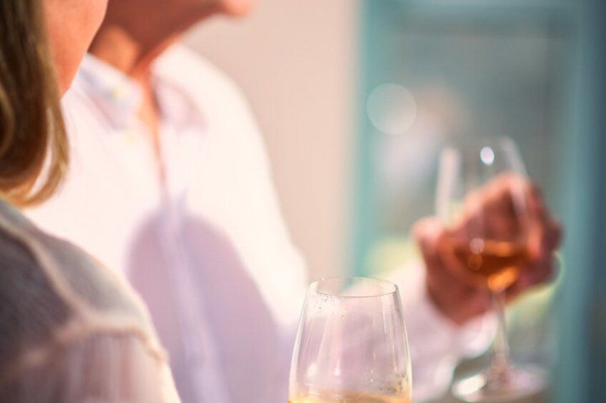 Una persona sosteniendo una copa de vino. 3