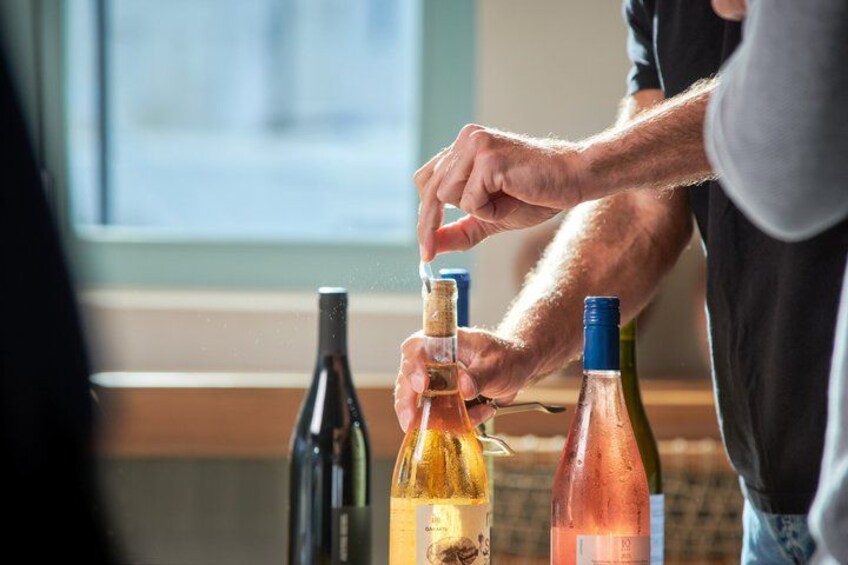 Una persona abriendo una botella de vino. 2