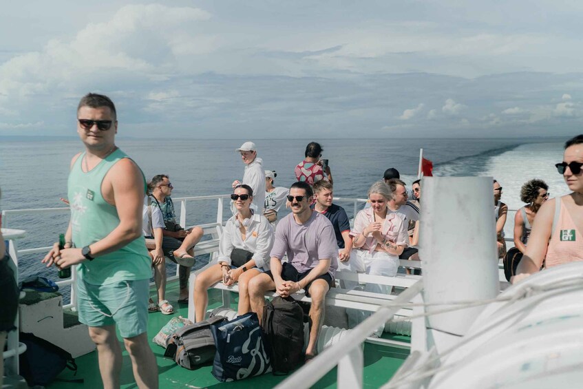 Un gruppo di persone su una barca con l'oceano sullo sfondo. 2