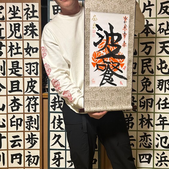 Une personne tenant un paquet orné de calligraphie chinoise. 5
