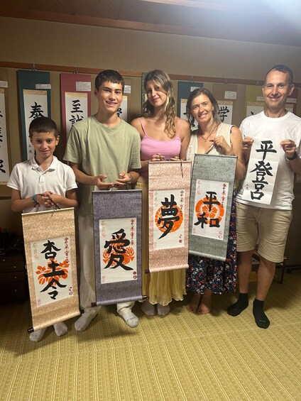 Un groupe de personnes tenant des banderoles ornées de caractères japonais. 3