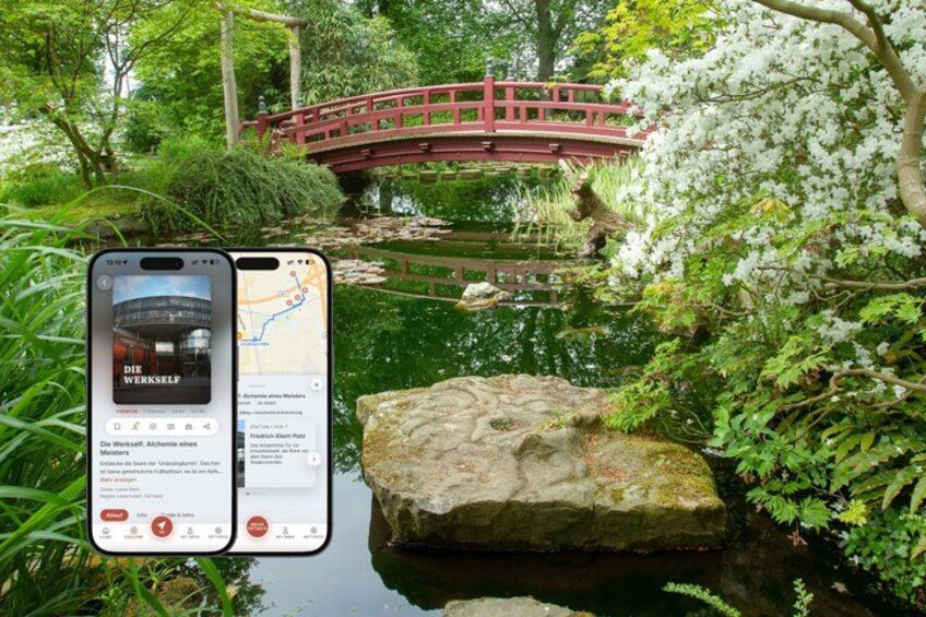 Un teléfono inteligente mostrando un mapa y un puente rojo sobre un estanque. 1