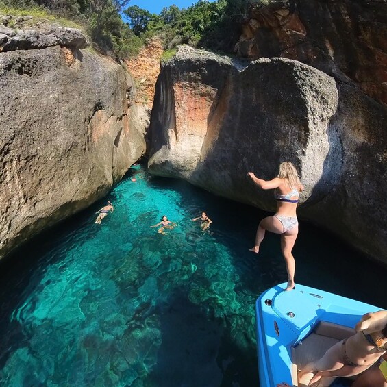 Una masa de agua azul cristalina rodeada de acantilados rocosos. 4