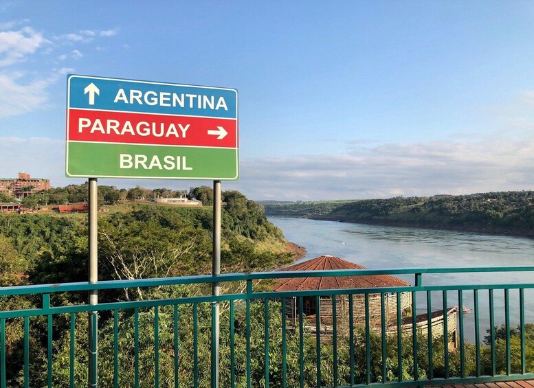 Suuntamerkki, jossa nuolet osoittavat Argentiinaan, Paraguayhin ja Brasiliaan. 3