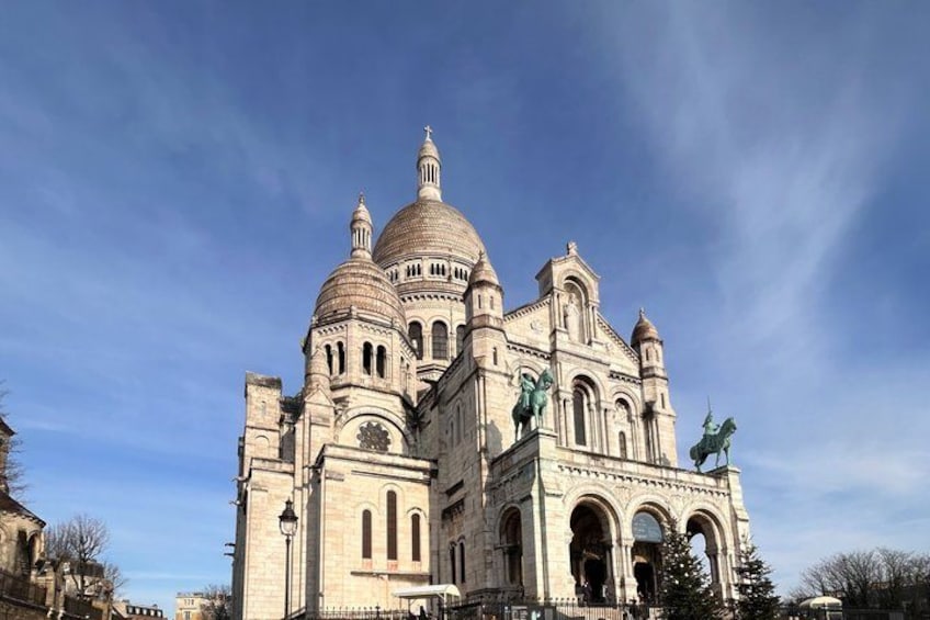 A large, ornate cathedral with multiple domes and statues. 1
