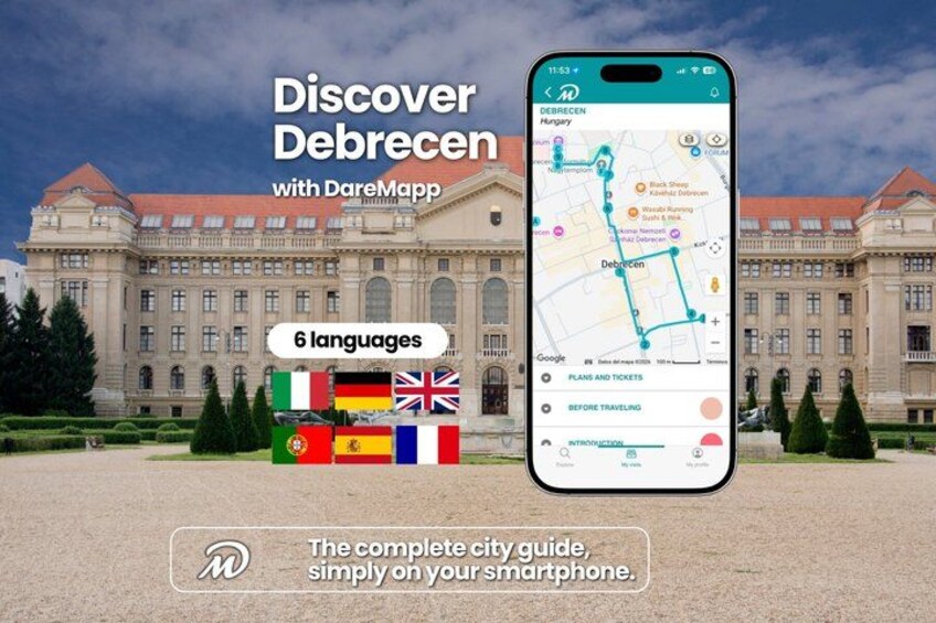En smartphone viser et kort med byguiden for Debrecen, og i baggrunden ses en imponerende bygning. 1