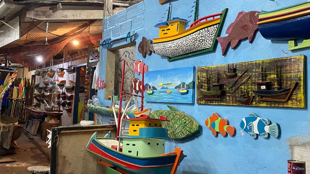 Un colorido despliegue de barcos pesqueros y redes en un mercado. 3