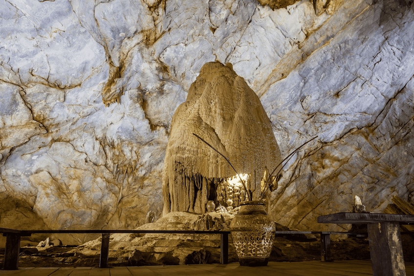 Una cueva con estalactitas y una gran jarra. 4