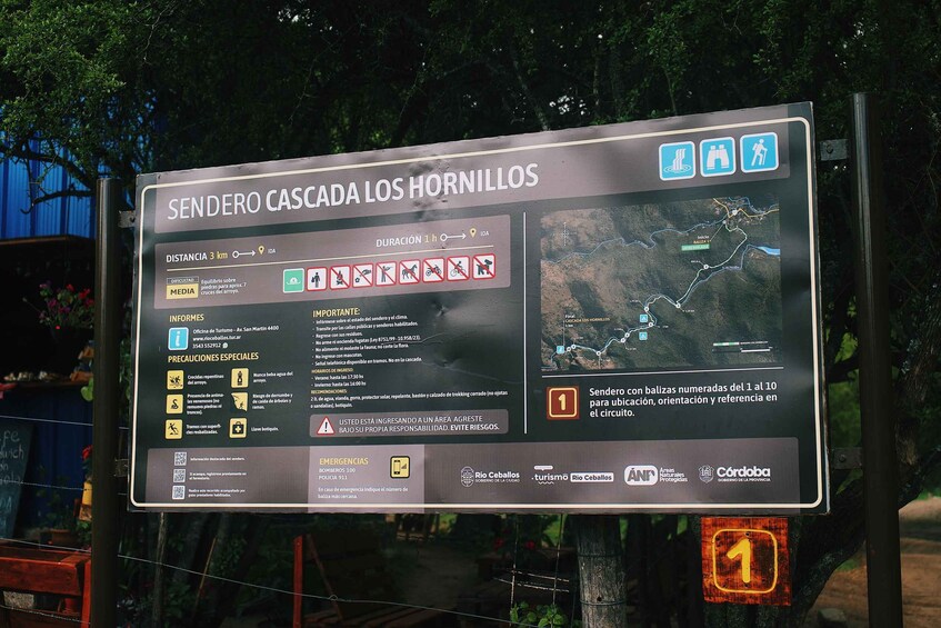 Een bordje voor Sendero Cascada Los Hornillos met een kaart en informatie over het wandelpad. 4