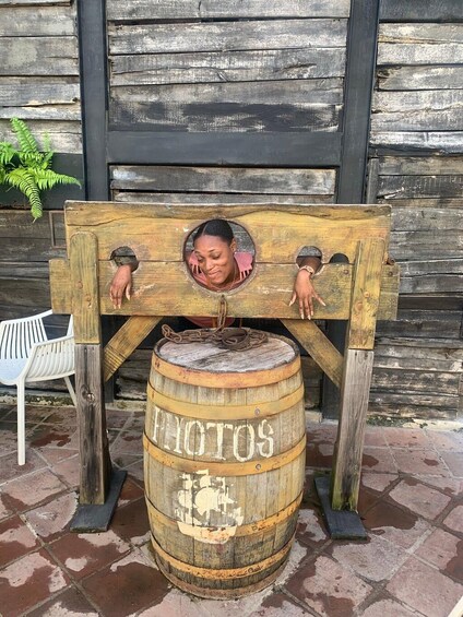 Een houten vat met de aanduiding 'PHOTOS', met een bankachtige constructie erboven. 1