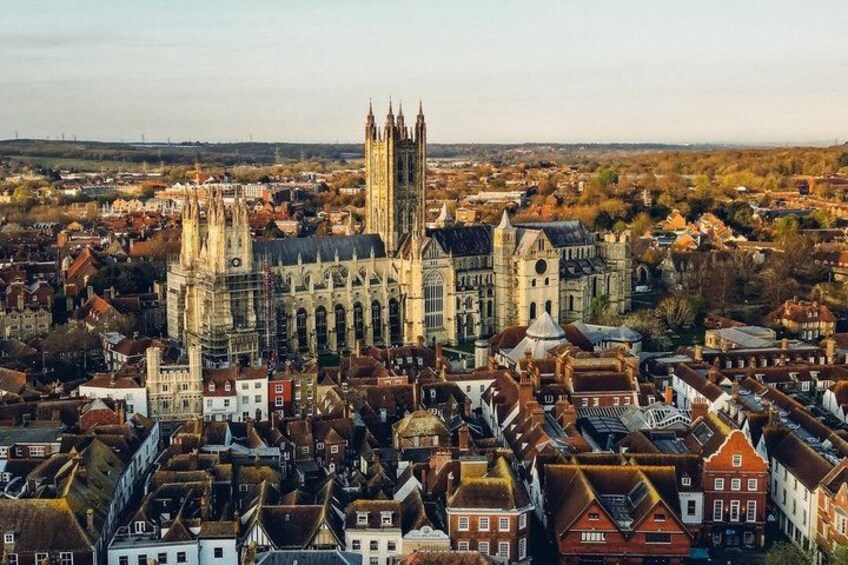 Una catedral con una aguja alta, rodeada de edificios históricos. 5