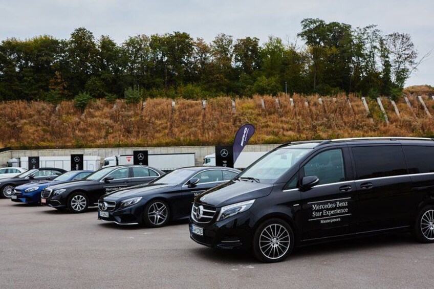Un concesionario Mercedes-Benz con varios coches expuestos. 3