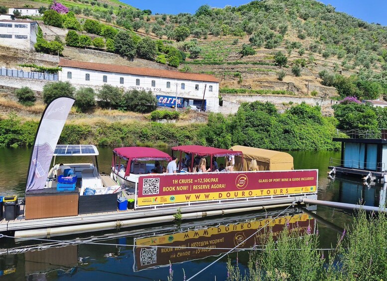 Un bote con un código QR y un letrero que anuncia un paseo en crucero de una hora. 3