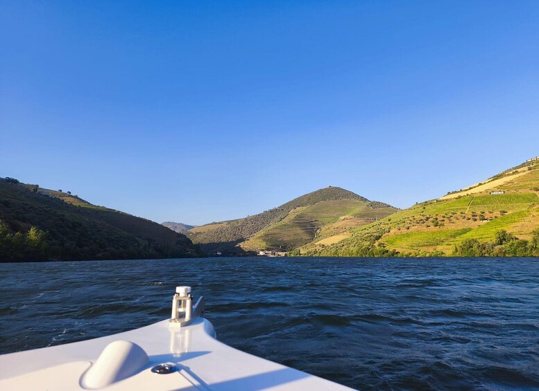 Un bote en un río tranquilo con colinas verdes al fondo. 4