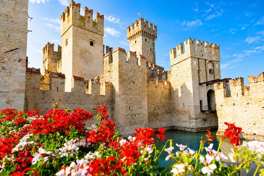 Un castillo medieval con múltiples torres y un foso. 3